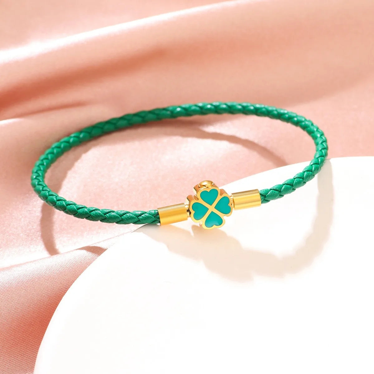 Geflochtenes Armband Rosa mit Kleeblatt-Anhänger in Roségold – Glücksarmband Damen