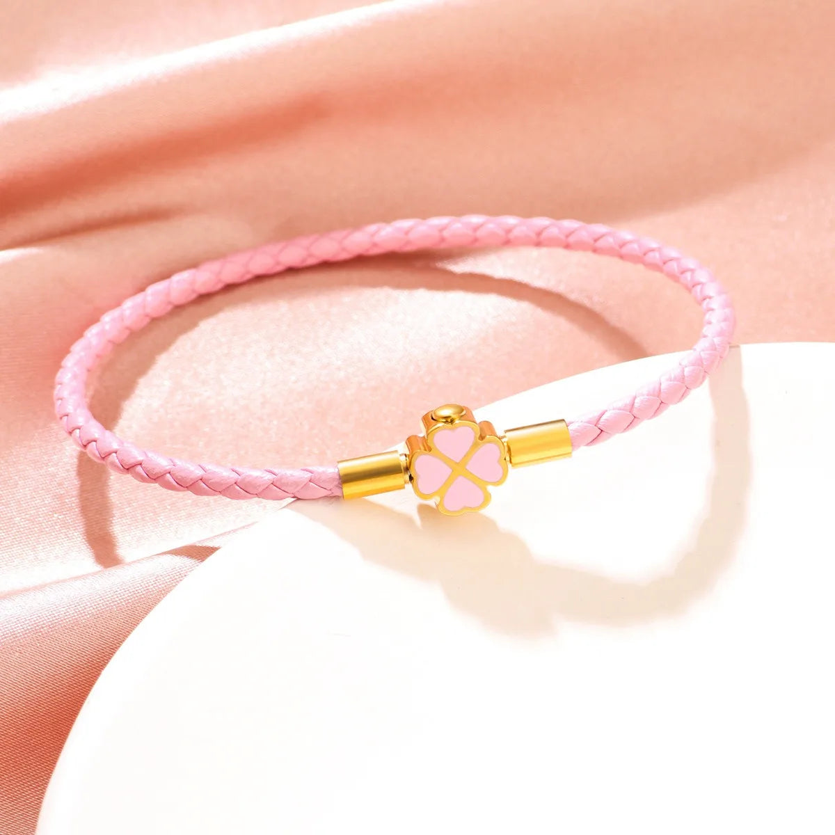 Geflochtenes Armband Rosa mit Kleeblatt-Anhänger in Roségold – Glücksarmband Damen