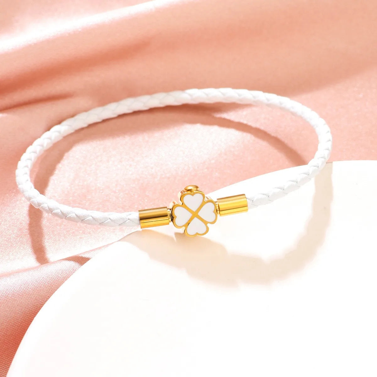 Geflochtenes Armband Rosa mit Kleeblatt-Anhänger in Roségold – Glücksarmband Damen