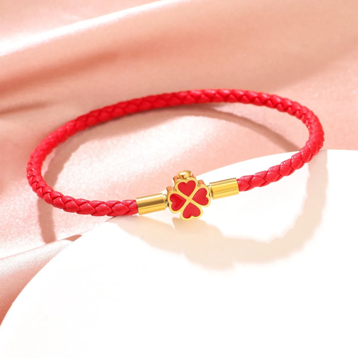 Geflochtenes Armband Rosa mit Kleeblatt-Anhänger in Roségold – Glücksarmband Damen